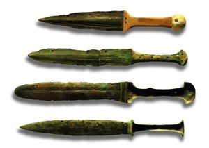 Quattro armi (metallo e legno)